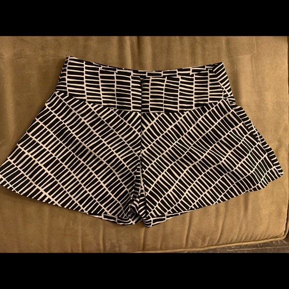 Black and White Patterned Express Mini Skort - Picture 2 of 3